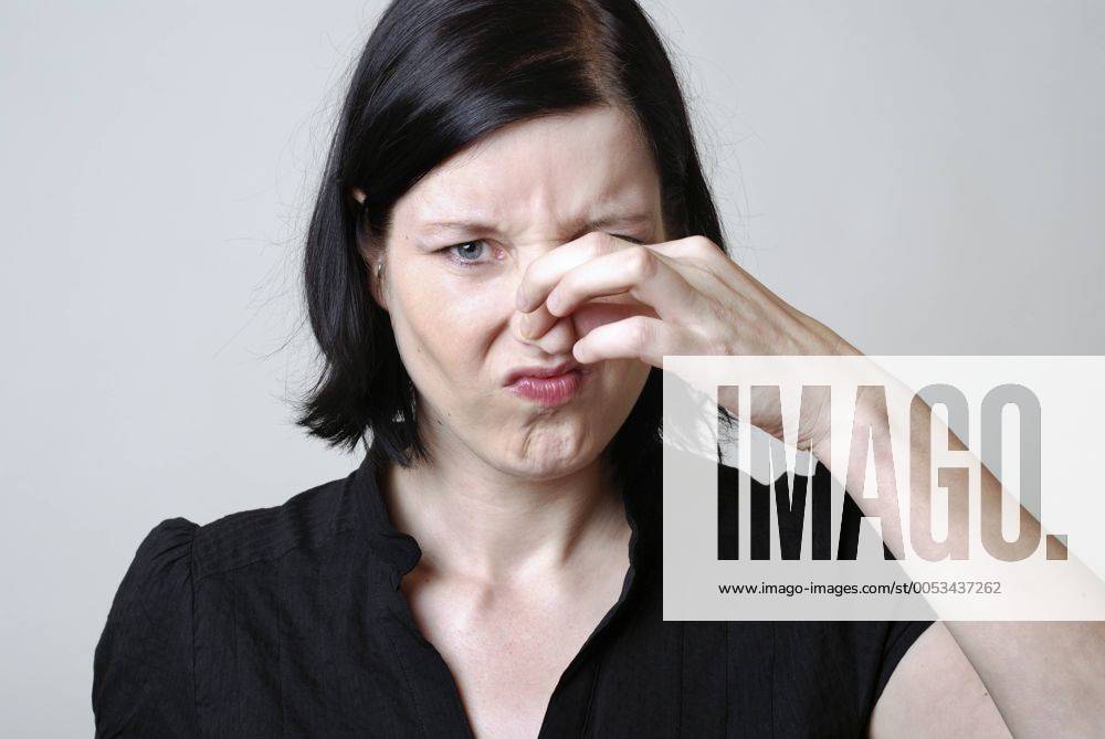 Frau haelt sich die Nase zu Woman keeps her nose shut BLWS177666
