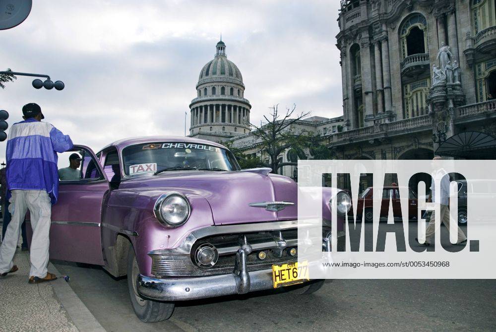 Oldtimer vor dem Kapitol, Capitolio, Kuba, Karibik, Havanna oldtimer in front of the capitol, Capitolio, Cuba, Caribbean Sea, La Habana BLWS157106