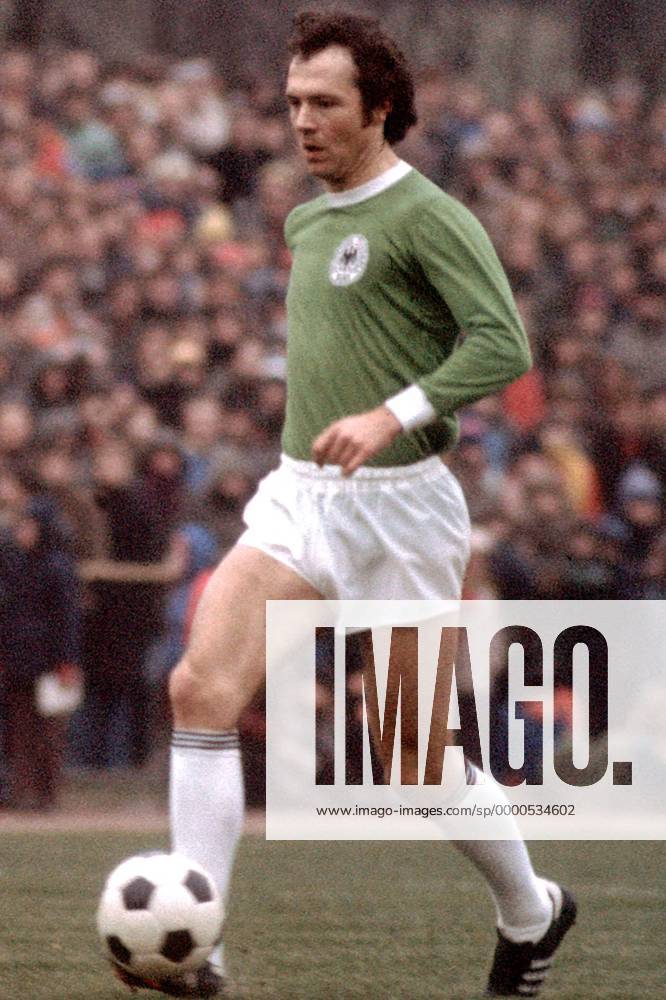 Franz Beckenbauer (BR Deutschland) am Ball Fußball Länderspiel Herren Freundschaftsspiel 1975, Nationalmannschaft, Nationalteam, Nationaltrikot Einzelbild Istanbul Dynamik,