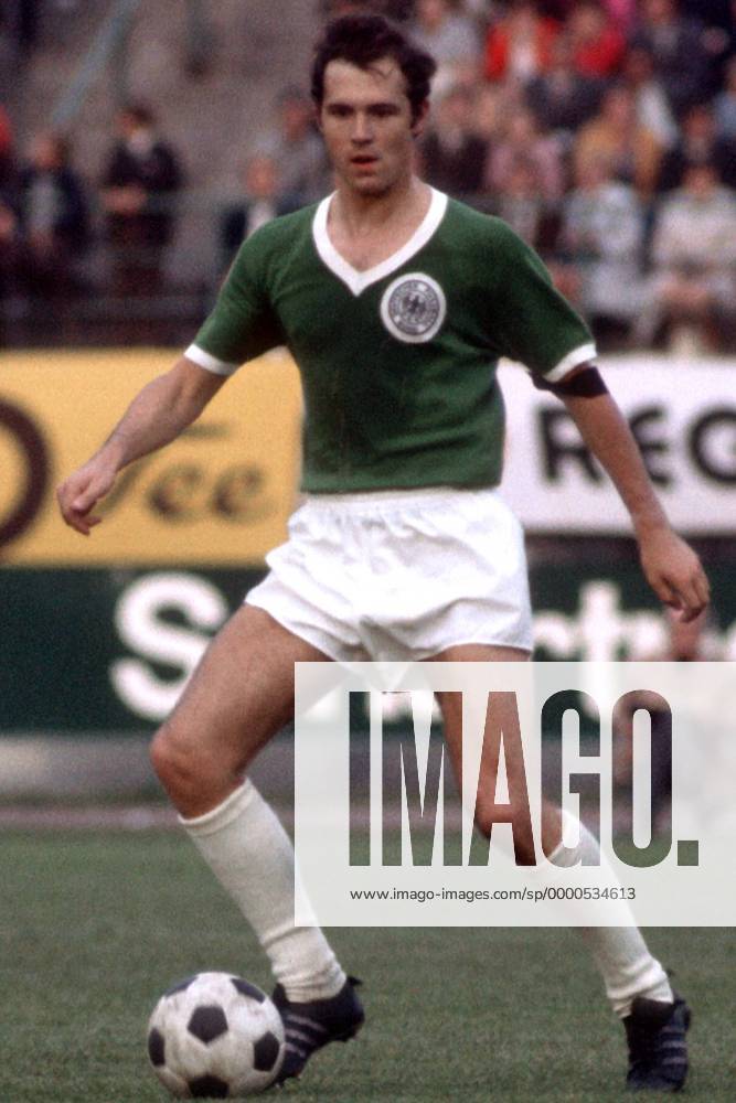 Franz Beckenbauer (BR Deutschland) am Ball Fußball Länderspiel Herren Weltmeisterschaftsqualifikation 1969, Qualifikation, Länderspiel, Nationalmannschaft, Nationalteam Einzelbild Frankenstadion Nürnberg Dynamik,