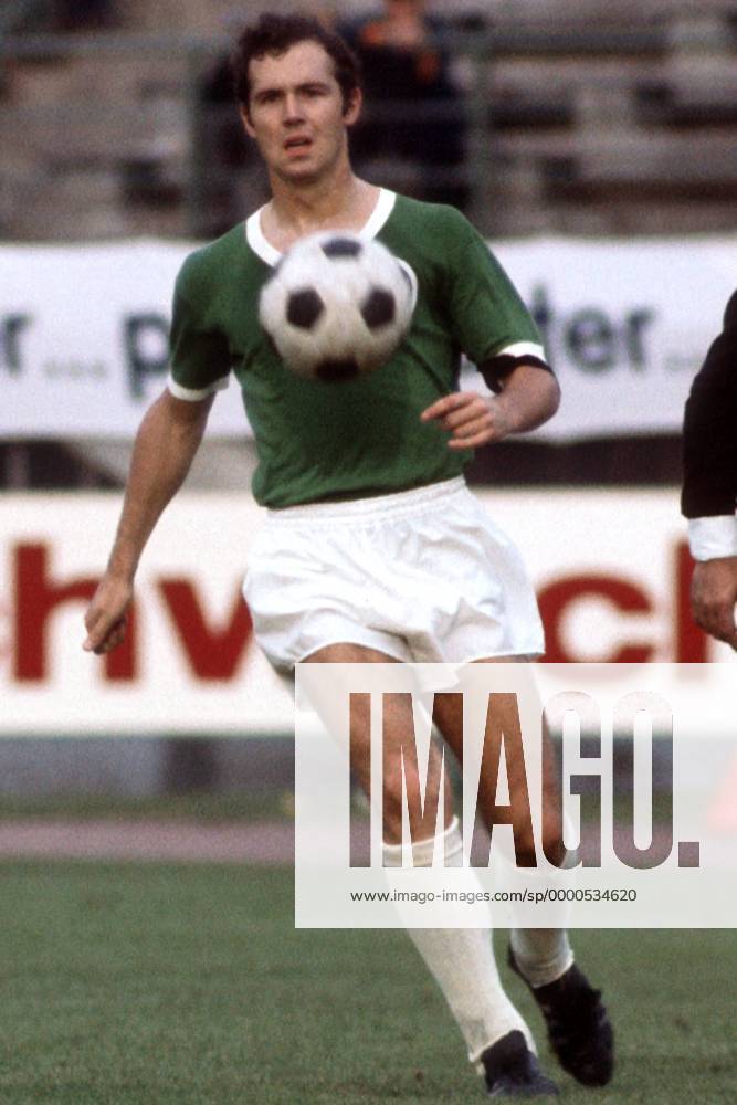 Franz Beckenbauer (BR Deutschland) am Ball Fußball Länderspiel Herren Weltmeisterschaftsqualifikation 1969, Qualifikation, Länderspiel, Nationalmannschaft, Nationalteam Einzelbild Frankenstadion Nürnberg Dynamik,