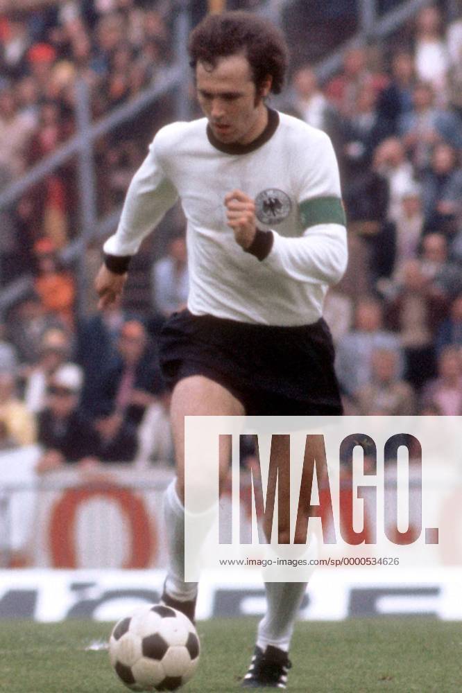 Franz Beckenbauer (BR Deutschland) am Ball Fußball EM Herren Europameisterschaft 1972, Länderspiel, Nationalmannschaft, Nationalteam, Nationaltrikot Einzelbild Heysel-Stadion Brüssel Dynamik,