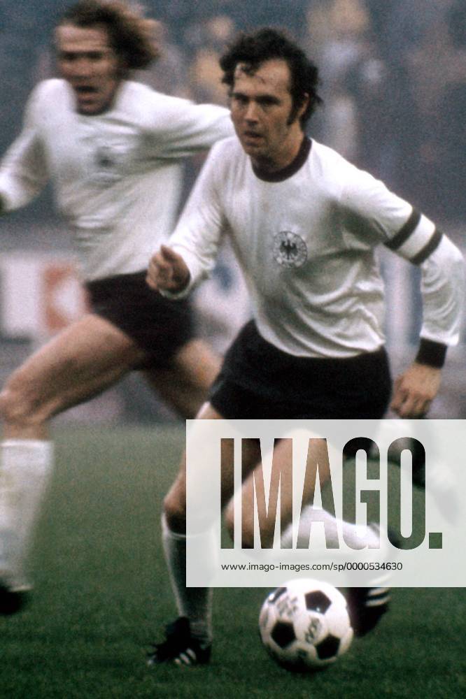 Franz Beckenbauer (BR Deutschland) am Ball Fußball Länderspiel Herren Freundschaftsspiel 1974, Nationalmannschaft, Nationalteam, Nationaltrikot Einzelbild Volksparkstadion Hamburg Dynamik,