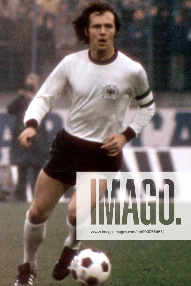 Franz Beckenbauer (BR Deutschland) am Ball Fußball Länderspiel Herren Freundschaftsspiel 1974, Nationalmannschaft, Nationalteam, Nationaltrikot Einzelbild Volksparkstadion Hamburg Dynamik,