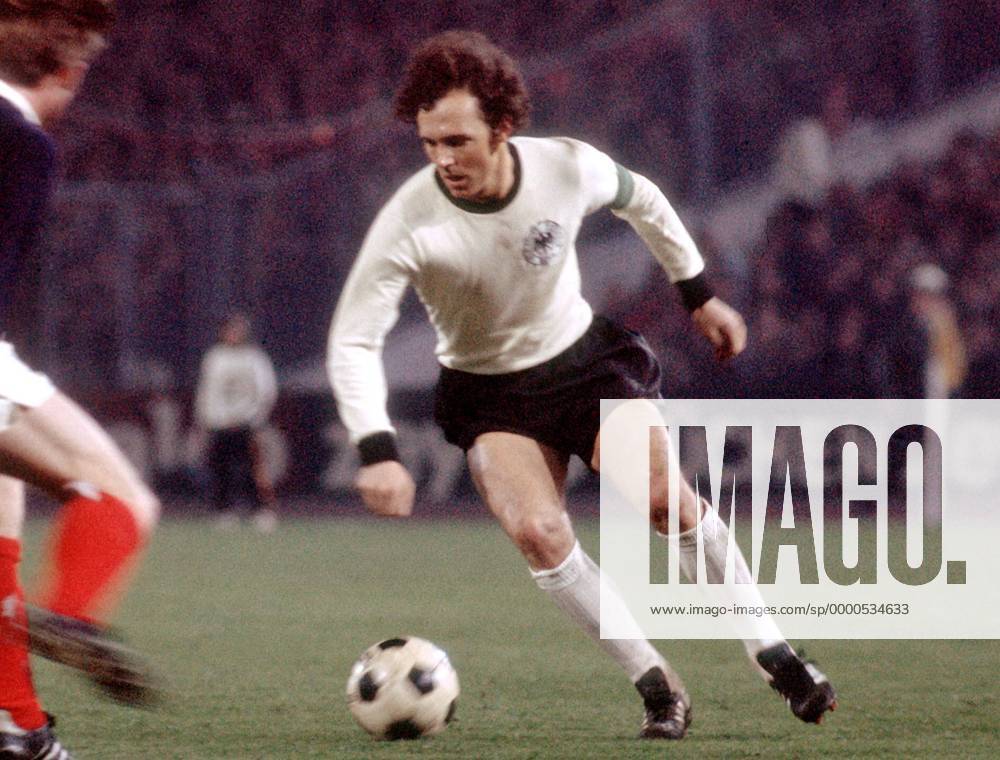 Franz Beckenbauer (BR Deutschland) am Ball Fußball Länderspiel Herren Freundschaftsspiel 1975, Nationalmannschaft, Nationalteam, Nationaltrikot Einzelbild Istanbul Dynamik,