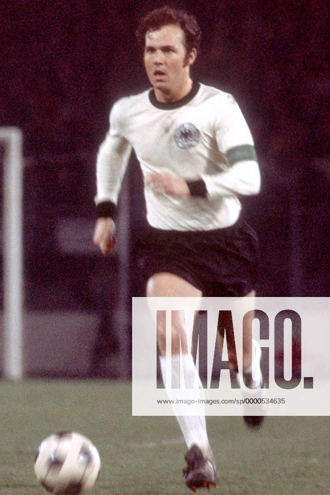 Franz Beckenbauer (BR Deutschland) am Ball Fußball Länderspiel Herren Freundschaftsspiel 1975, Nationalmannschaft, Nationalteam, Nationaltrikot Einzelbild Istanbul Dynamik,