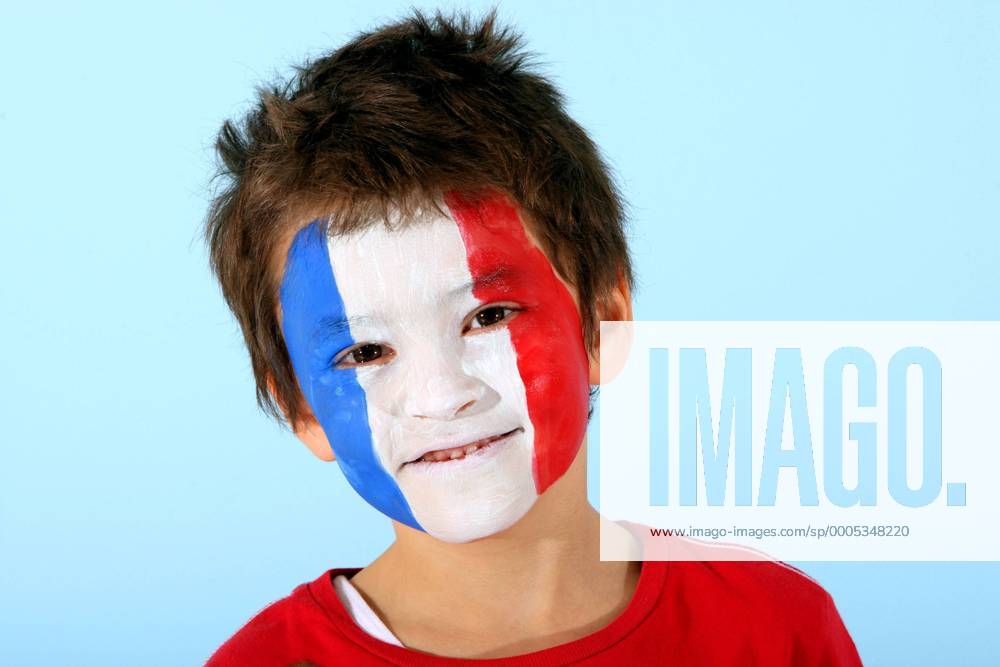 Kind mit Gesichtsbemalung in den Landesfarben des WM Teilnehmers Frankreich (Gruppe A) - FUSSBALL - FIFA WM 2010, Fotoshooting mit Kindern - MODEL RELEASED -