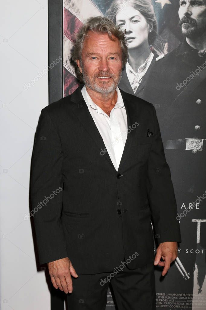 LOS ANGELES - DEC 14: John Savage at the "Hostiles" Premiere at Samuel Goldwyn Theater, The Academy of Motion Picture Arts and Sciences on December 14, 2017 in Beverly Hills, CA