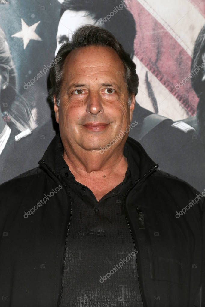 LOS ANGELES - DEC 14: Jon Lovitz at the "Hostiles" Premiere at Samuel Goldwyn Theater, The Academy of Motion Picture Arts and Sciences on December 14, 2017 in Beverly Hills, CA