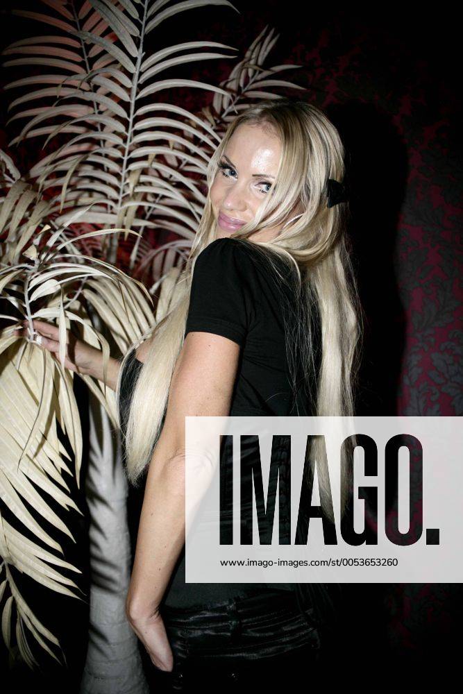 Annina Ucatis auf Autogrammstundentour bei der Eisprung sucht Befruchter Party im GoMaxx in Gommern