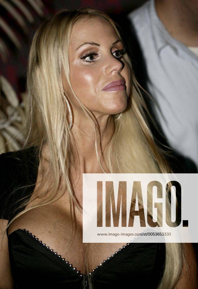 Annina Ucatis auf Autogrammstundentour bei der Eisprung sucht Befruchter Party im GoMaxx in Gommern Annina Ucatis (Deutschland)