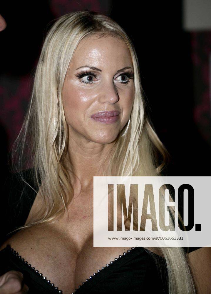 Annina Ucatis auf Autogrammstundentour bei der Eisprung sucht Befruchter Party im GoMaxx in Gommern Annina Ucatis (Deutschland)