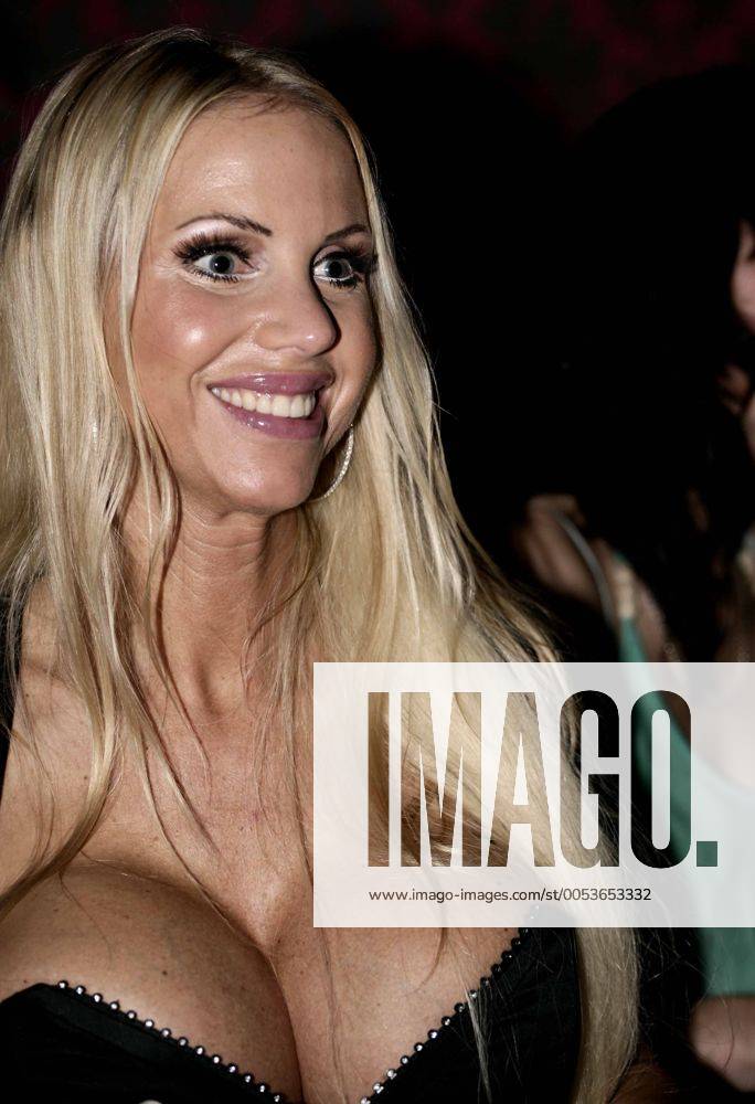 Annina Ucatis auf Autogrammstundentour bei der Eisprung sucht Befruchter Party im GoMaxx in Gommern Annina Ucatis (Deutschland)
