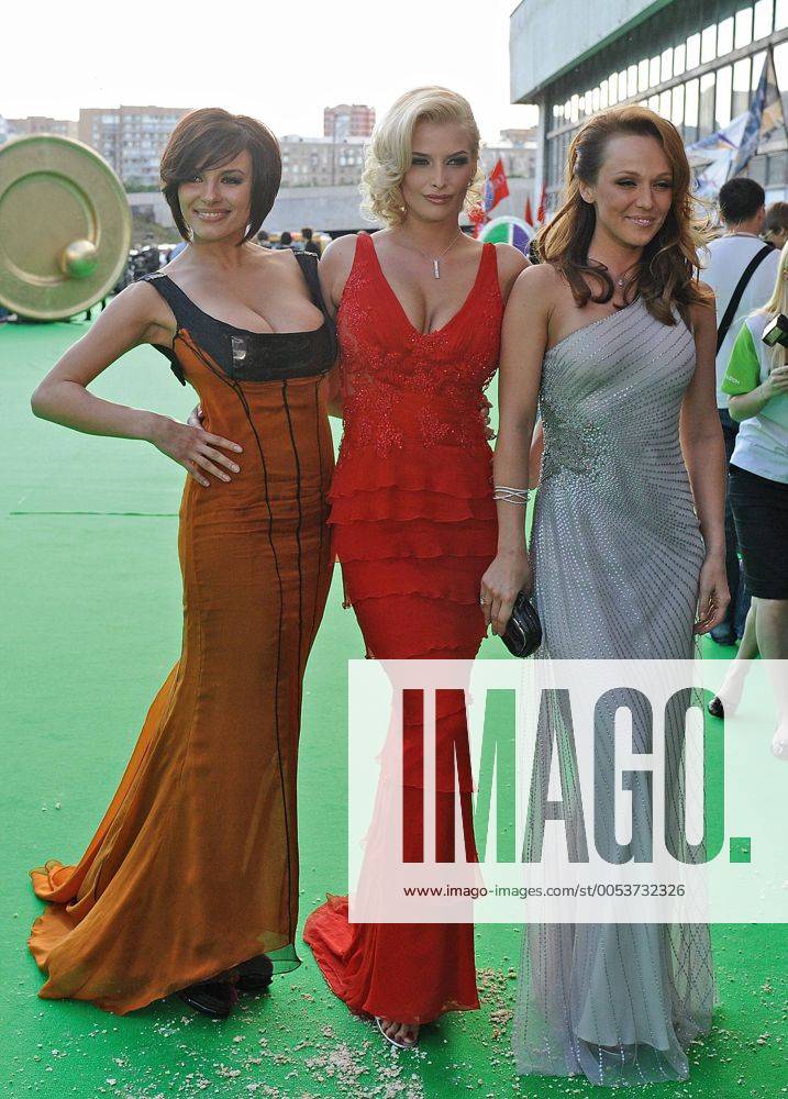 MOSCOW, RUSSIA. JUNE 7, 2009. VIA Gra band members Nadezhda Granovskaya, Tatiana Kotova and Albina Dzhanabayeva (L to R) attend Muz-TV Music Awards ceremony at Olimpiysky Arena. TASS_999396