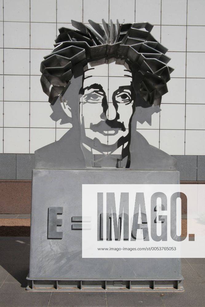 Albert Einsteins Relativitätstheorie vor dem Wissenschaftsmuseum in Canberra, Australien iblrsz01418287