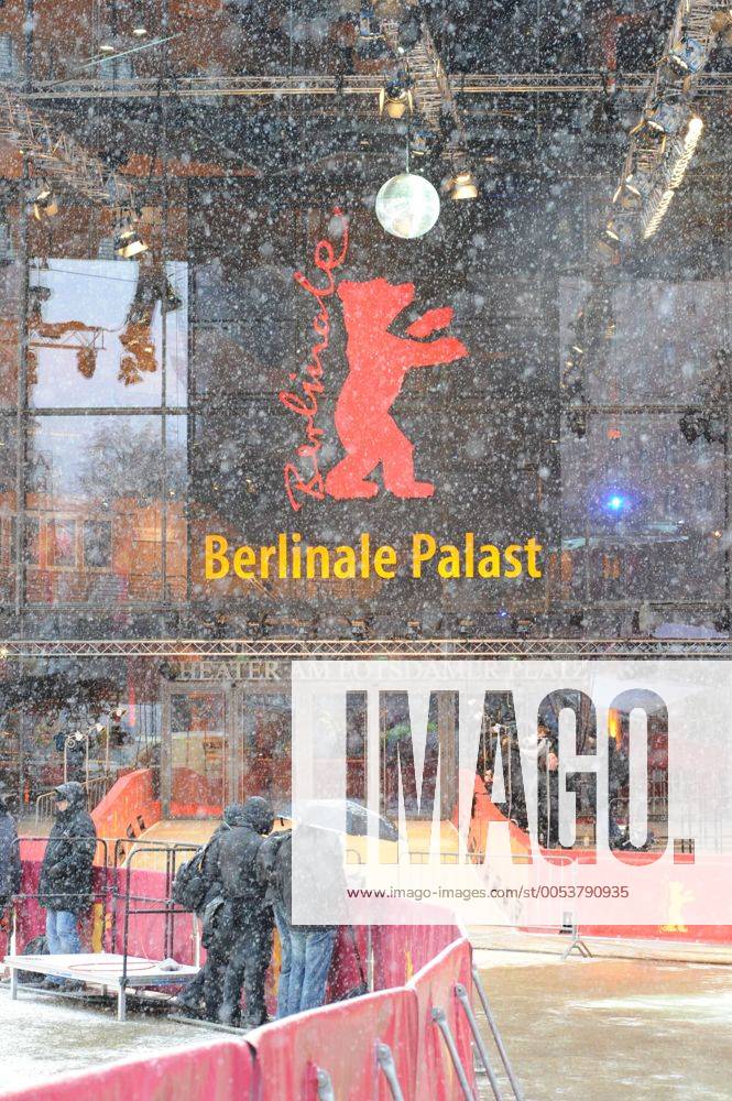 Schneefall am Berlinale Palast während der 60. Internationalen Filmfestspiele in Berlin