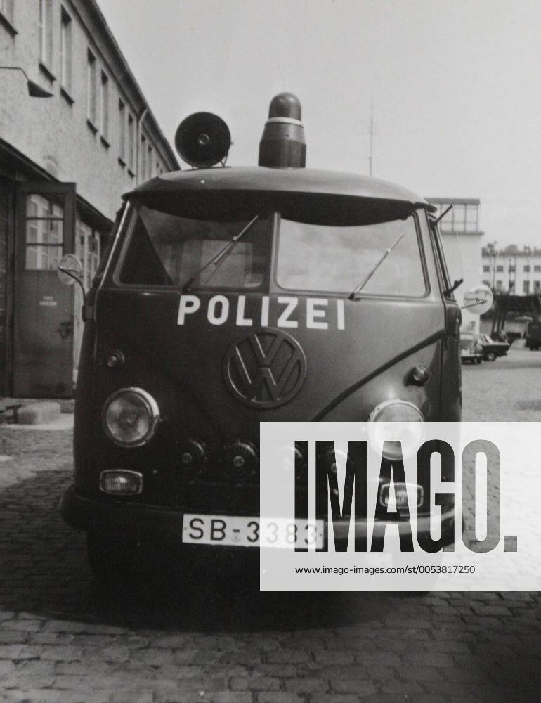 Ein Streifen- und Überfallkraftwagen der Bereitschaftspolizei Wackenberg in Saarbrücken aus dem Jahre 1960