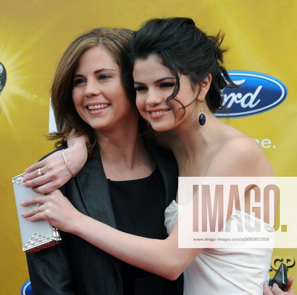 Singer Selena Gomez (L) and her mother Mandy Cornett attends the 41st NAACP Image Awards at the Shrine Auditoreum in Los Angeles on February 26, 2010. LAP2010022663