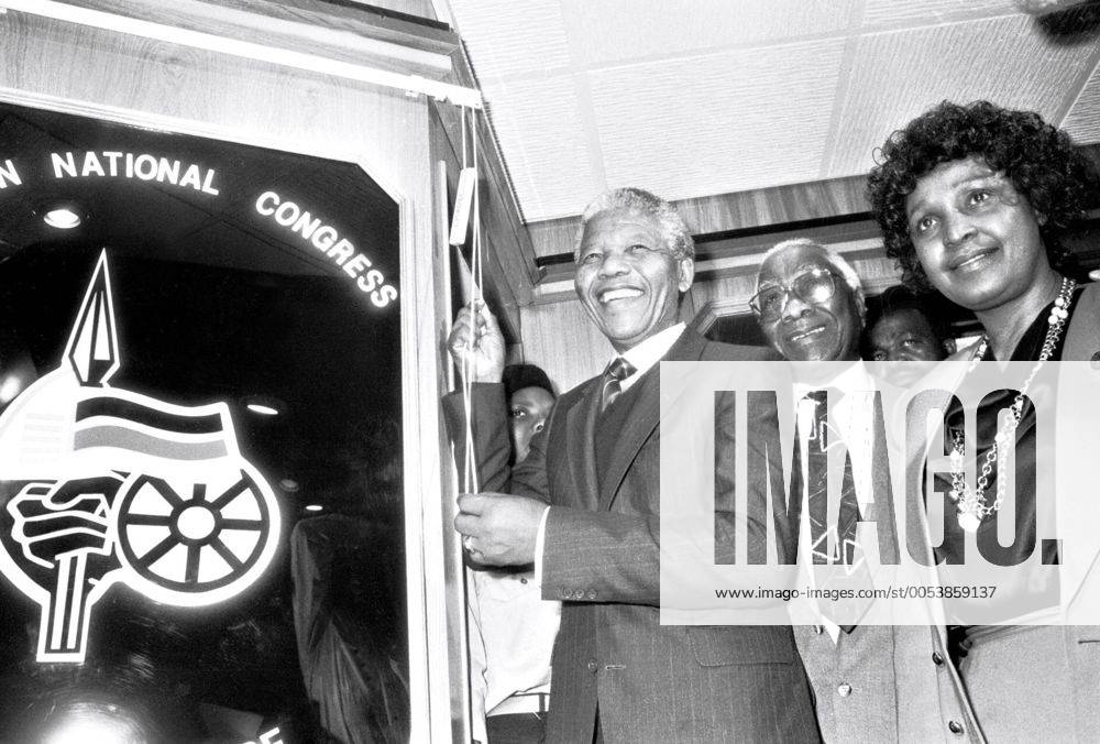 August 1990. South Africa. The launch of the ANC office in Port Elizabeth with Nelson Mandela, Govan Mbeki and Winnie Madikizela Mandela. Gallo000034622