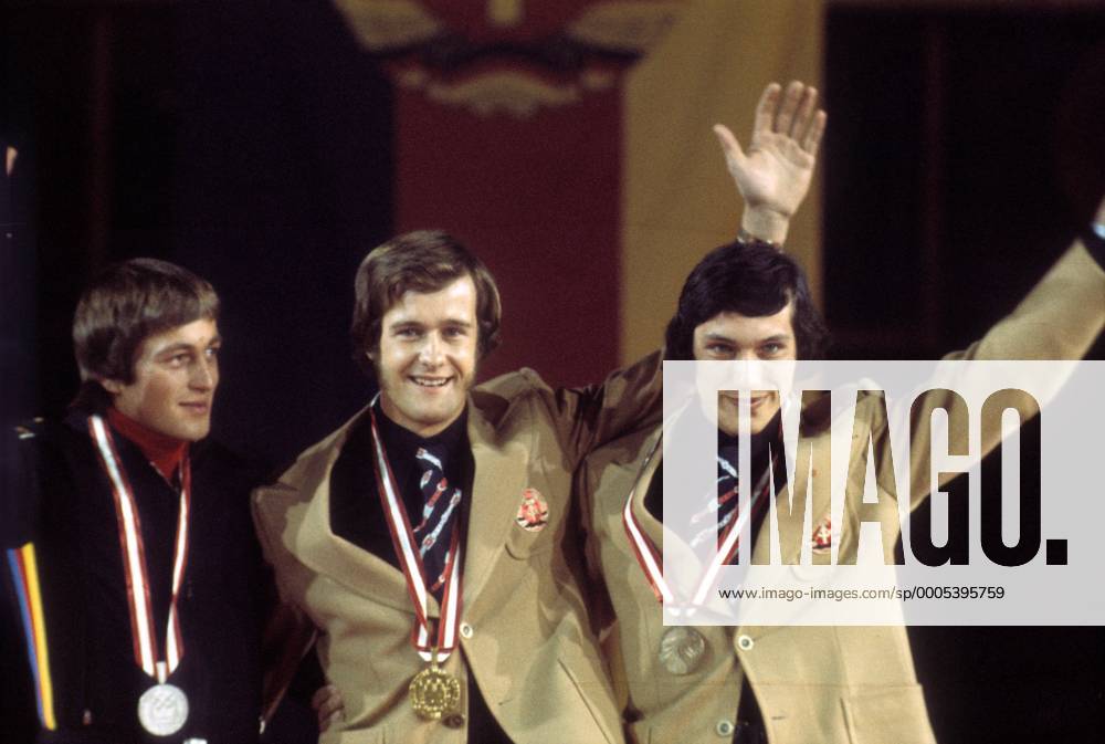 Siegerehrung Olympische Spiele 1976 in Innsbruck: Olympiasieger Ulrich Wehling (DDR, Mitte) zwischen Urban Hettich (BR Deutschland, li.) und Konrad Winkler (DDR) Nordische Kombination OS Winter Herren Olympische Spiele Innsbruck 1976, Winterspiele, Ski Nordisch, Skisport, Langlauf Gruppe Innsbruck Freude,