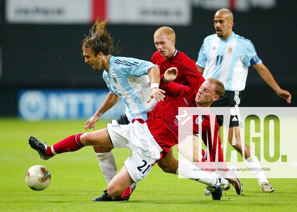 Nicky Butt (re., England) gegen Gabriel Batistuta (Argentinien) Fußball WM Herren Weltmeisterschaft 2002, Länderspiel, Gruppenspiel, Gruppe F, Nationalmannschaft, Nationalteam, Vdig Gruppe Sapporo Dome Sapporo Dynamik, Kampf,