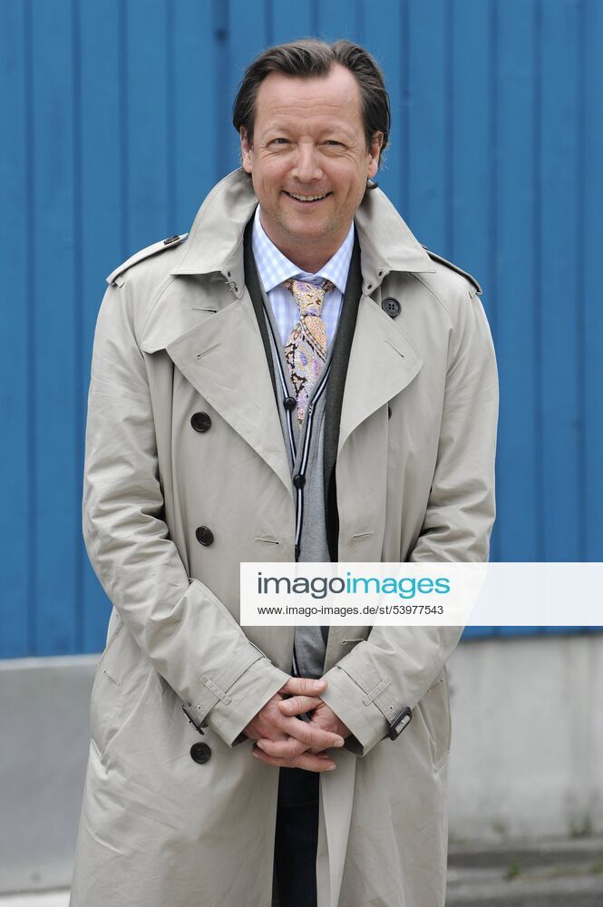 Matthias Brandt halbe Figur,spielt die Rolle des Hanns von Meuffels. Polizeiruf 110 neues Ermittlerduo .Fernsehserie,Krimi in der ARD,Schauspieler. Fototermin am Set