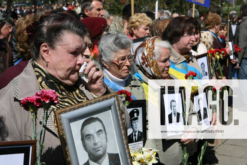 (100426) -- KIEV, April 26, 2010 (Xinhua) -- Women hold pictures of their husbands died in the Chernobyl nuclear accident during a commemoration ceremony marking the 24th anniversary of the accident in Kiev, capital of Ukraine, April 26, 2010. On April 26, 1986, the No. 4 reactor at the Chernobyl nuclear power plant exploded, which is considered the worst nuclear accident in history. (Xinhua Song Zongli) (lmz) (4)UKRAINE-CHERNOBYL-COMMEMORATION