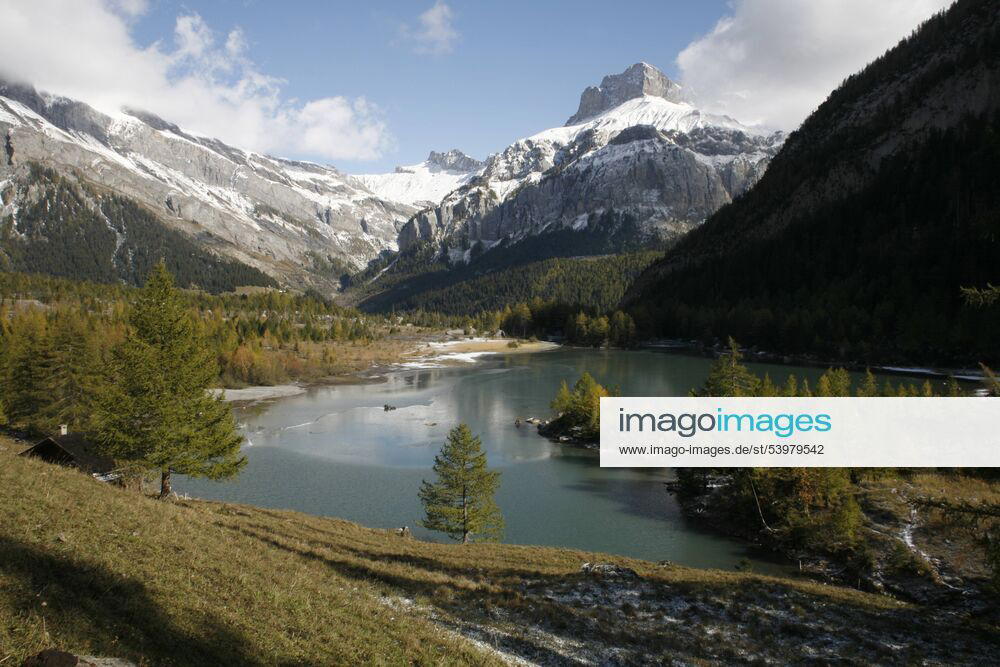 Bergsturzkegel von 1714 und 1749 und jüngster Urwald der Schweiz mit aufgestautem See am Fuß des Diablerets-Massivs, Lac de Derborence, Conthey, Wallis, Schweiz, Europa iblszm01495298