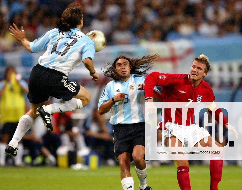 David Beckham (re., England) und Juan Pablo Sorin (Mitte) beobachten Diego Placente (Argentinien) bei der Ballannahme Fußball WM Herren Weltmeisterschaft 2002, Länderspiel, Gruppenspiel, Gruppe F, Nationalmannschaft, Nationalteam, Vdig Gruppe Sapporo Dome Sapporo Dynamik, Höhe,