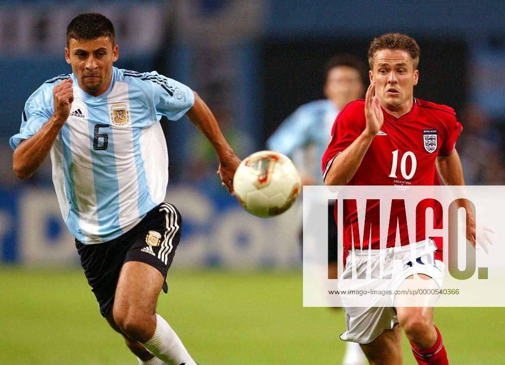 Michael Owen (re., England) gegen Walter Samuel (Argentinien) Fußball WM Herren Weltmeisterschaft 2002, Länderspiel, Gruppenspiel, Gruppe F, Nationalmannschaft, Nationalteam, Vdig Gruppe Sapporo Dome Sapporo Dynamik,