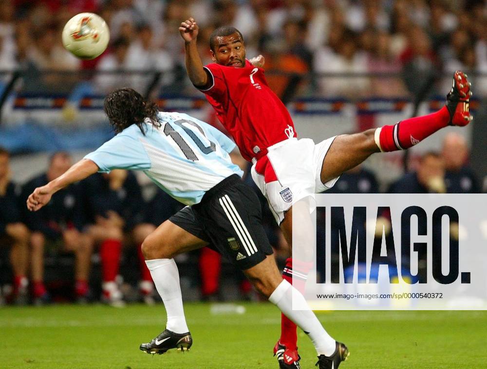 Ashley Cole (re., England) gegen Ariel Ortega (Argentinien) Fußball WM Herren Weltmeisterschaft 2002, Länderspiel, Gruppenspiel, Gruppe F, Nationalmannschaft, Nationalteam, Vdig Gruppe Sapporo Dome Sapporo Dynamik,