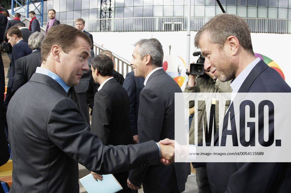 ITAR-TASS 286: MOSCOW, RUSSIA. SEPTEMBER 20, 2009. President of Russia Dmitry Medvedev (L) and businessman Roman Abramovich appear at a meeting with the partners-founders and members of the international board of trustees of the Moscow School of Management Skolkovo . 1036283