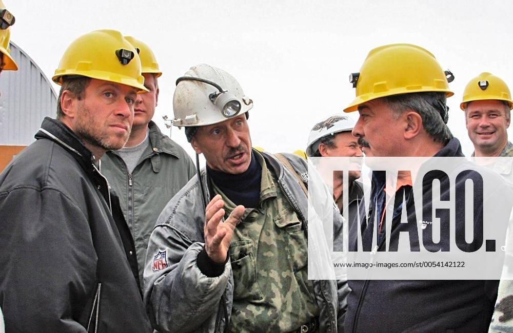 ITAR-TASS 13: CHUKOTKA AUTONOMOUS REGION, RUSSIA. AUGUST 25. Presidential Envoy to the Far Eastern Federal District Kamil Iskhakov (R) and Governor of Chukotka Roman Abramovich (L) are on a visit to the Kupol Gold Mining. 343133