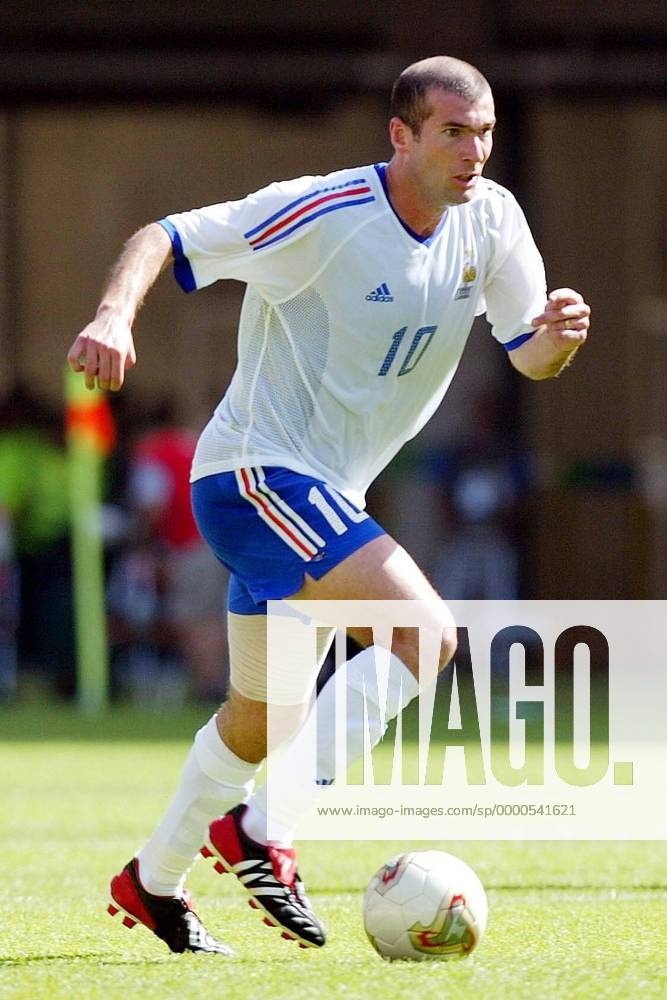 Zinedine Zidane (Frankreich) am Ball Fußball WM Herren Weltmeisterschaft 2002, Länderspiel, Gruppenspiel, Gruppe A, Nationalmannschaft, Nationalteam, Einzelbild Incheon Munhak Stadium Incheon Dynamik,