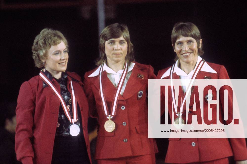 Siegerehrung 10km Olympischen Spiele 1976 in Innsbruck: Olympiasiegerin Raisa Smetanina (UdSSR, Mitte) zwischen Helena Takalo Kivioja (Finnland, li.) und Galina Kulakova (UdSSR) Nordischer Skilauf OS Winter Damen Olympische Spiele Innsbruck 1976, Winterspiele, Ski Nordisch, Skisport, Langlauf Gruppe Seefeld