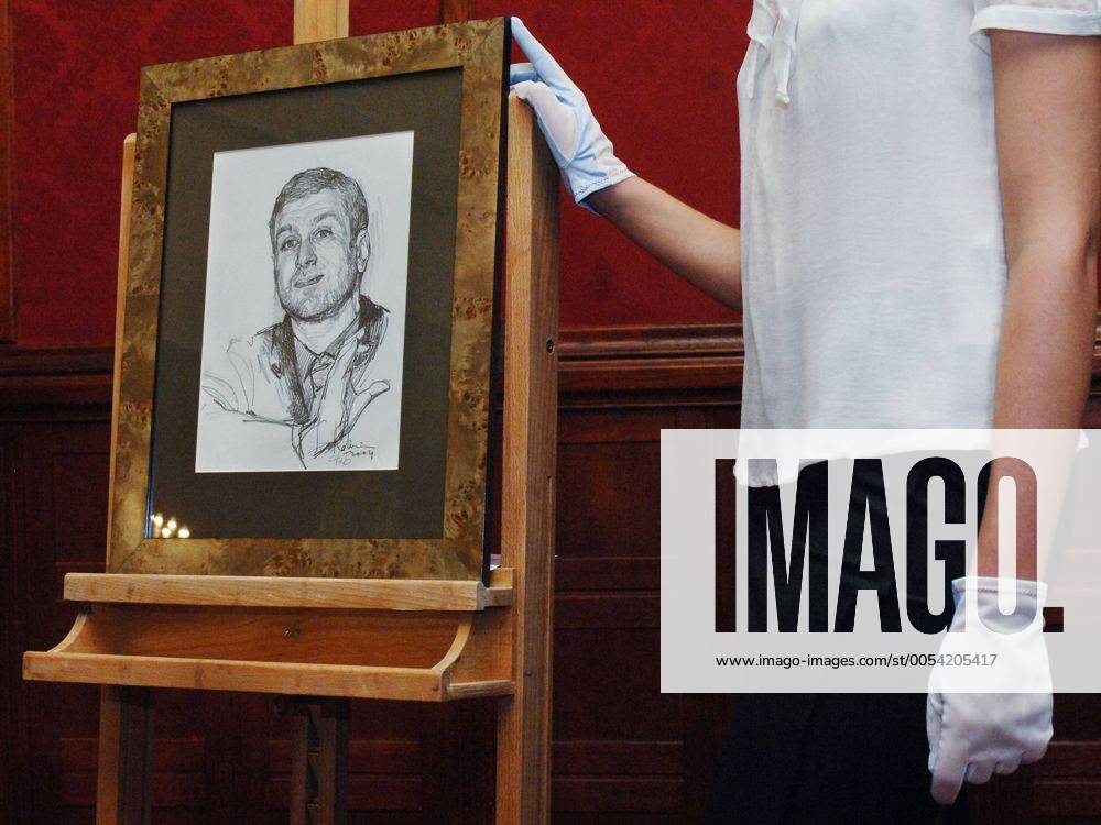 ITAR-TASS 31: MOSCOW, RUSSIA. NOVEMBER 20. A sketch with Roman Abramovich s image for The Federal Assembly s sessioni picture by Farid Bogdanov and Sergey Kalinin is displayed at the auction in Metropol Hotel where the picture and its sketches are sold. 193268