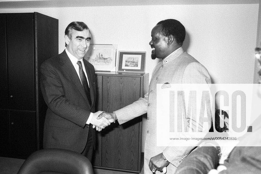 Jonas Savimbi (R, Angola Präsident UNITA) und Finanzminister Theo Waigel (Deutschland CSU) während eines Treffens in München
