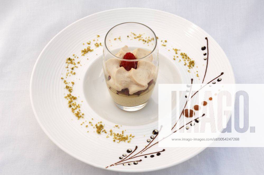 Dessert, Latte macchiato-Mousse auf verziertem Teller, Haute Cuisine, Auberge de la Ferme Hueb, Mike Germershausen, Marckolsheim, Elsass, Frankreich, Europa iblmzc01612593