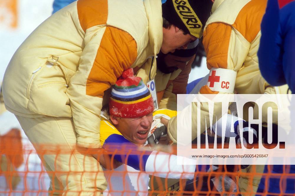 Gunde Svan (Schweden) bricht im Ziel erschöpft zusammen Nordischer Skilauf OS Winter Herren Olympische Spiele 1984, Winterspiele, Ski Nordisch, Skisport Gruppe Sarajevo Erschöpfung,