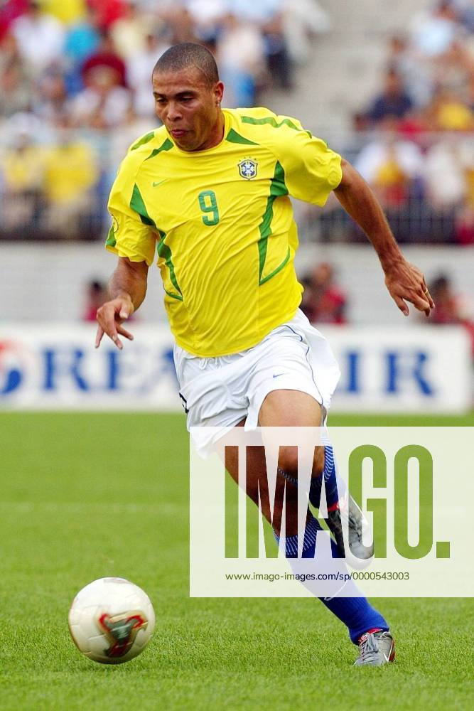 Ronaldo (Brasilien) am Ball Fußball WM Herren Weltmeisterschaft 2002, Länderspiel, Gruppenspiel, Gruppe C, Nationalmannschaft, Nationalteam Einzelbild WorldCupStadium Suwon Dynamik,