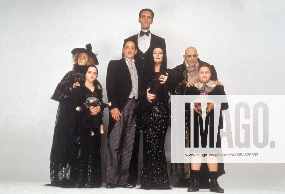 KPA46994.jpg DIE ADDAMS FAMILY IN VERRüCKTER TRADITION Addams Family Values USA 1993 Barry Sonnenfeld CAROL CANE (Grandma), CHRISTINA RICCI (Wednesday Addams), RAUL JULIA (Gomez Addams), CAREL STRUJKEN (Lurch), ANJELICA HOUSTON (Morticia Addams mit Baby Pubert), CHRISTOPHER LLOYD (Uncle Fester Addams) und JIMMY WORKMAN (Pugsley Addams) 37634 UnitedArchives46994
