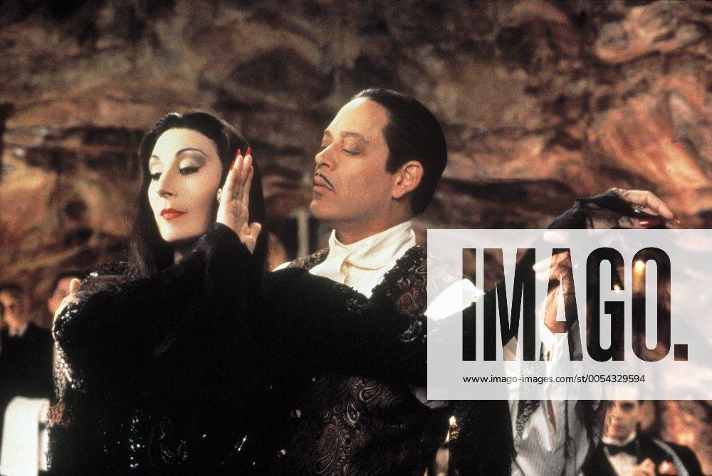 KPA46995.jpg DIE ADDAMS FAMILY IN VERRüCKTER TRADITION Addams Family Values USA 1993 Barry Sonnenfeld ANJELICA HOUSTON (Morticia Addams) und RAUL JULIA (Gomez Addams) 37634 UnitedArchives46995