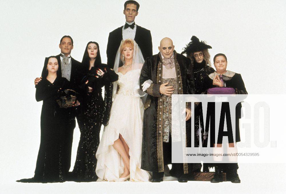 KPA46996.jpg DIE ADDAMS FAMILY IN VERRüCKTER TRADITION Addams Family Values USA 1993 Barry Sonnenfeld Die Familie versammelt sich zur Hochzeit von Debbie und Fester (v.l.n.r.): CHRISTINA RICCI (Wednesday Addams), RAUL JULIA (Gomez Addams), ANJELICA HOUSTON (Morticia Addams mit Baby Pubert), CAREL STRUJKEN (Lurch), JOAN CUSECK (Debbie), CHRISTOPHER LLOYD (Uncle Fester Addams), CAROL CANE (Grandma), und JIMMY WORKMAN (Pugsley Addams) mit dem Ding. 37634 UnitedArchives46996