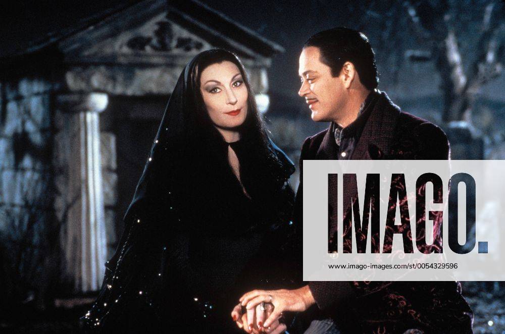 KPA46997.jpg DIE ADDAMS FAMILY IN VERRüCKTER TRADITION Addams Family Values USA 1993 Barry Sonnenfeld ANJELICA HOUSTON (Morticia Addams) und RAUL JULIA (Gomez Addams) 37634 UnitedArchives46997