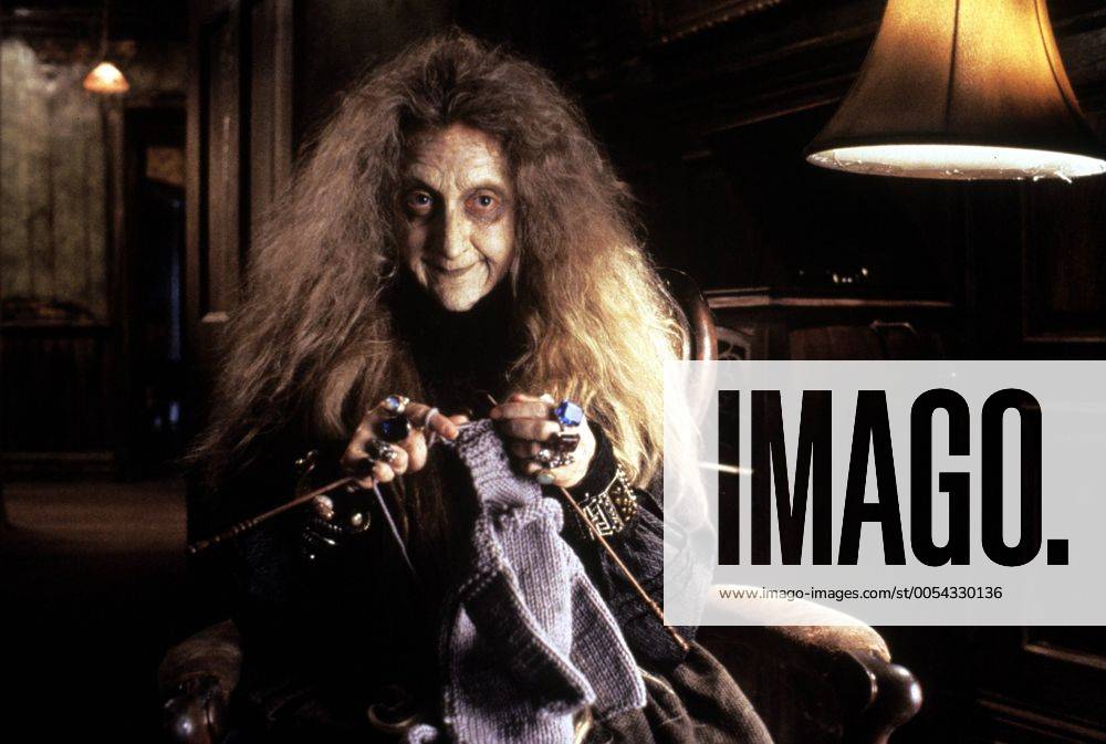 KPA47790.jpg DIE ADDAMS FAMILY IN VERRÜCKTER TRADITION Addams Family Values USA 1993 Barry Sonnenfeld Kurz nach der Geburt ihres dritten Kindes stellen Morticia und Gomez Addams das Kindermädchen Debbie Jellinsky ein, das dem armen Fester völlig den Kopf verdreht. Die beiden heiraten - und niemand ahnt, daß Debbie bereits drei Ehemänner um die Ecke gebracht hat. Filmszene mit CAROL KANE als Granny 37634 UnitedArchives47790