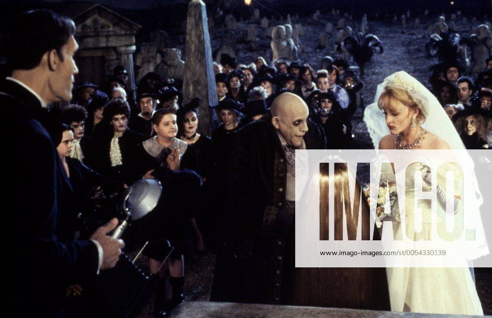 KPA47793.jpg DIE ADDAMS FAMILY IN VERRÜCKTER TRADITION Addams Family Values USA 1993 Barry Sonnenfeld Kurz nach der Geburt ihres dritten Kindes stellen Morticia und Gomez Addams das Kindermädchen Debbie Jellinsky ein, das dem armen Fester völlig den Kopf verdreht. Die beiden heiraten - und niemand ahnt, daß Debbie bereits drei Ehemänner um die Ecke gebracht hat. Filmszene mit CHRISTOPHER LLOYD als Fester und JOAN CUSACK als Debbie 37634 UnitedArchives47793