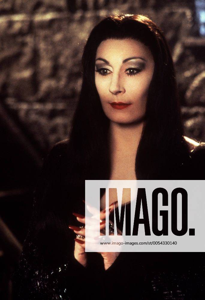 KPA47794.jpg DIE ADDAMS FAMILY IN VERRÜCKTER TRADITION Addams Family Values USA 1993 Barry Sonnenfeld Kurz nach der Geburt ihres dritten Kindes stellen Morticia und Gomez Addams das Kindermädchen Debbie Jellinsky ein, das dem armen Fester völlig den Kopf verdreht. Die beiden heiraten - und niemand ahnt, daß Debbie bereits drei Ehemänner um die Ecke gebracht hat. Filmszene mit ANJELICA HOUSTON als Morticia 37634 UnitedArchives47794