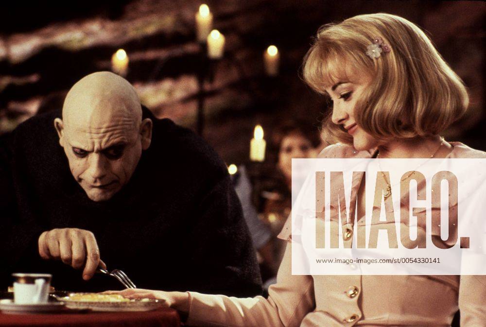 KPA47795.jpg DIE ADDAMS FAMILY IN VERRÜCKTER TRADITION Addams Family Values USA 1993 Barry Sonnenfeld Kurz nach der Geburt ihres dritten Kindes stellen Morticia und Gomez Addams das Kindermädchen Debbie Jellinsky ein, das dem armen Fester völlig den Kopf verdreht. Die beiden heiraten - und niemand ahnt, daß Debbie bereits drei Ehemänner um die Ecke gebracht hat. Filmszene mit CHRISTOPHER LLOYD als Fester und JOAN CUSACK als Debbie 37634 UnitedArchives47795