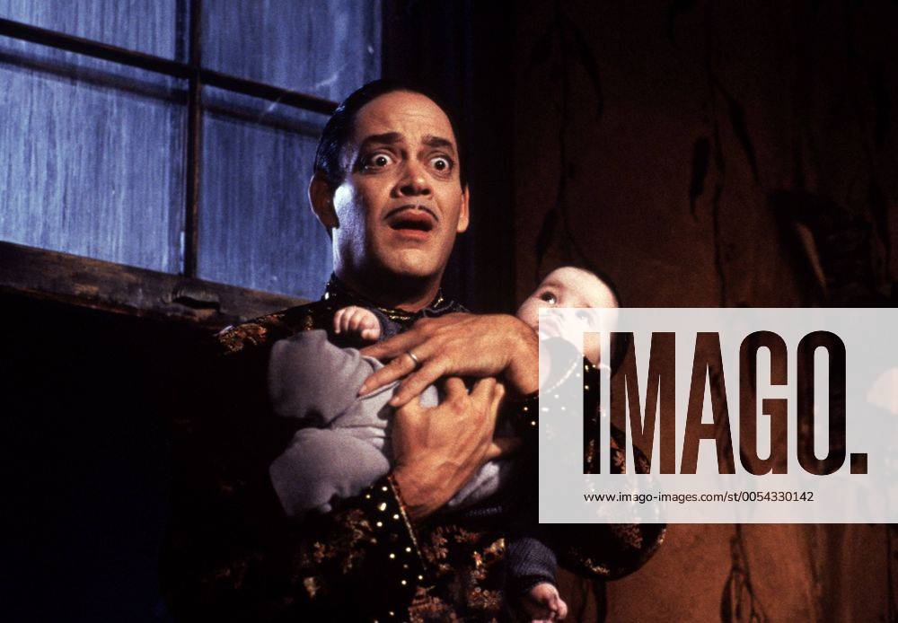 KPA47796.jpg DIE ADDAMS FAMILY IN VERRÜCKTER TRADITION Addams Family Values USA 1993 Barry Sonnenfeld Kurz nach der Geburt ihres dritten Kindes stellen Morticia und Gomez Addams das Kindermädchen Debbie Jellinsky ein, das dem armen Fester völlig den Kopf verdreht. Die beiden heiraten - und niemand ahnt, daß Debbie bereits drei Ehemänner um die Ecke gebracht hat. Filmszene mit RAUL JULIA als Gomez mit Baby Pubert 37634 UnitedArchives47796