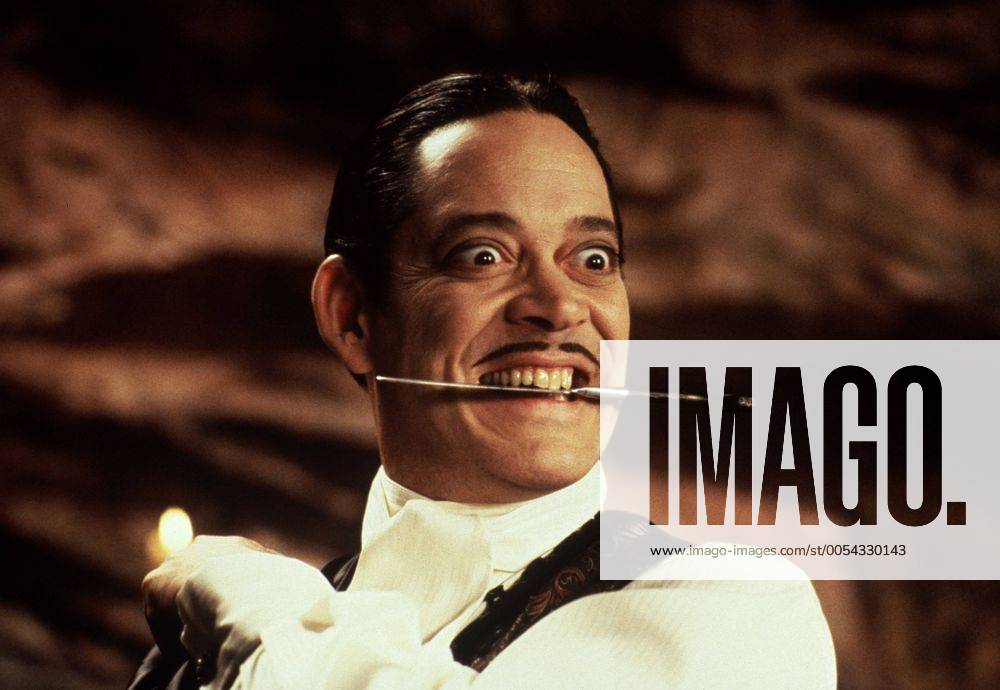 KPA47797.jpg DIE ADDAMS FAMILY IN VERRÜCKTER TRADITION Addams Family Values USA 1993 Barry Sonnenfeld Kurz nach der Geburt ihres dritten Kindes stellen Morticia und Gomez Addams das Kindermädchen Debbie Jellinsky ein, das dem armen Fester völlig den Kopf verdreht. Die beiden heiraten - und niemand ahnt, daß Debbie bereits drei Ehemänner um die Ecke gebracht hat. Filmszene mit RAUL JULIA als Gomez 37634 UnitedArchives47797